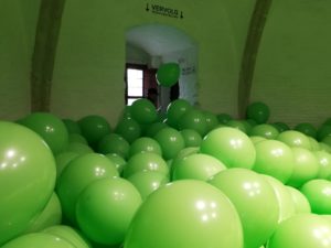 een torenkamer vol ballonnen