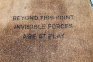 deurmat met de tekst 'Beyond this point invisible forces are at work'